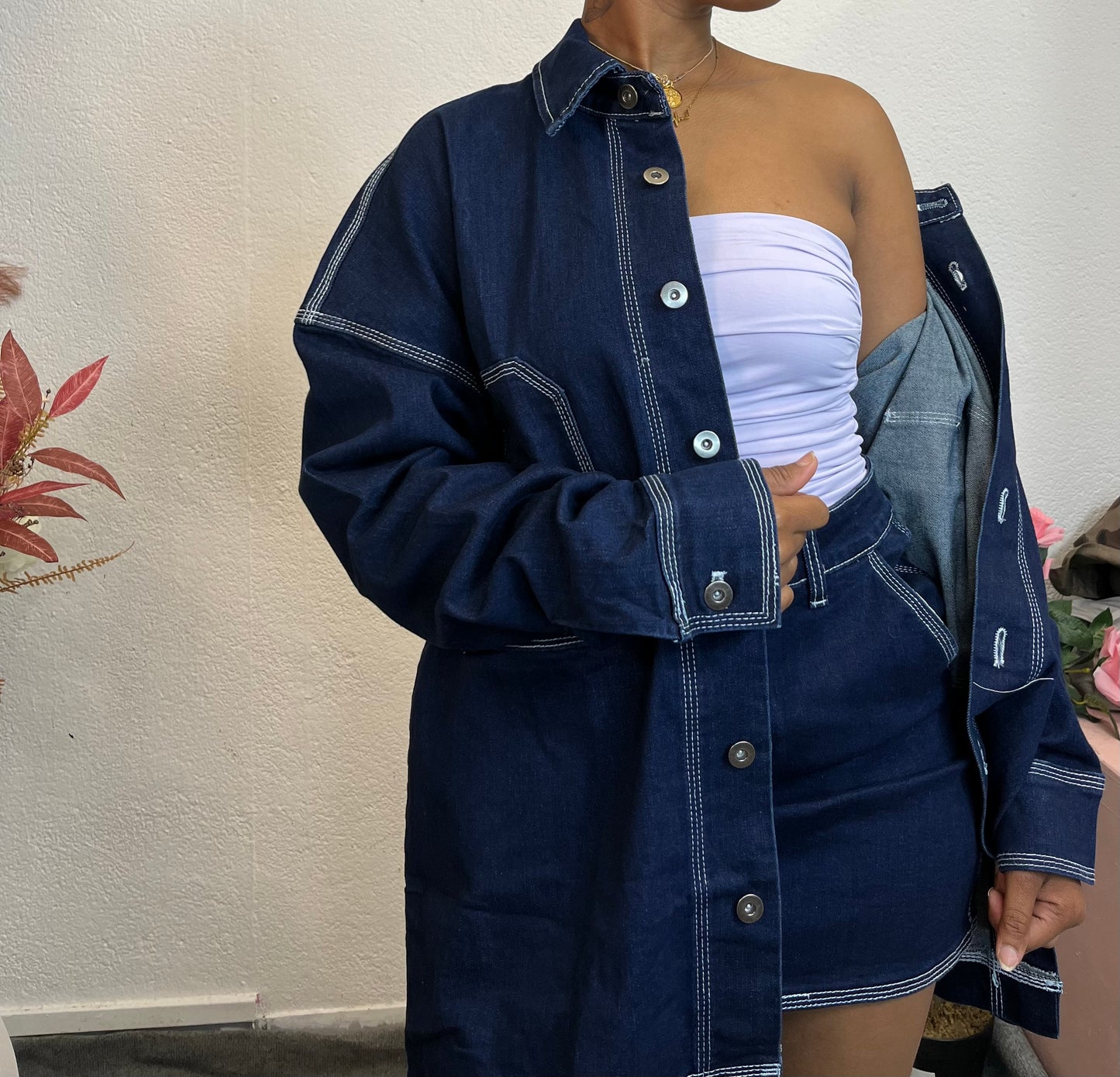 Veste bleue surchemise en denim brut - couture blanche